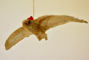 houten beeld Hannet de Jong bij galerie Jansen Kooy