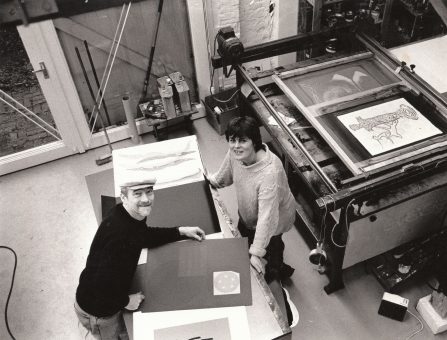 Hans Jansen achter de pers en Maydo Kooy drukkerij Warnsveld